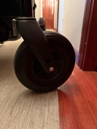 Sedia a rotelle elettrica pieghevole