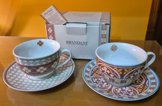 Tazze da tè con piattini