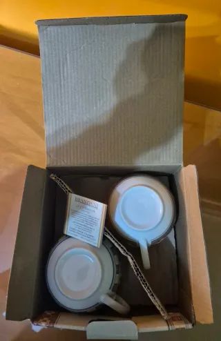 Tazze da tè con piattini