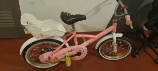 Bicicleta infantil rosa con cesta