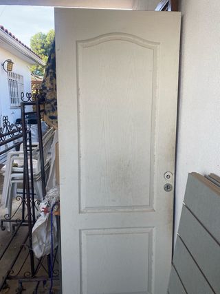 Puerta de madera blanca