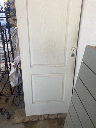 Puerta de madera blanca