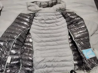 Chaqueta Columbia gris con capucha