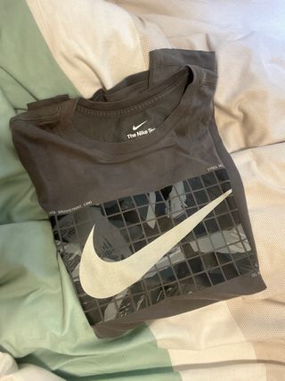 Camiseta Nike gris con logo