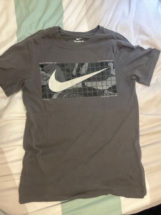 Camiseta Nike gris con logo
