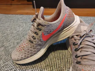 Zapatillas Nike grises y rosas. Son 7 USA