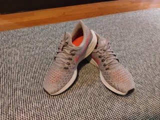 Zapatillas Nike grises y rosas. Son 7 USA