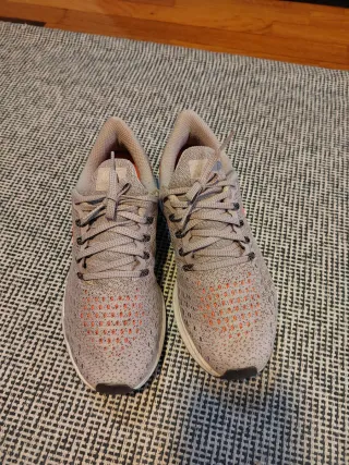 Zapatillas Nike grises y rosas. Son 7 USA