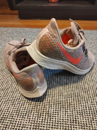 Zapatillas Nike grises y rosas. Son 7 USA