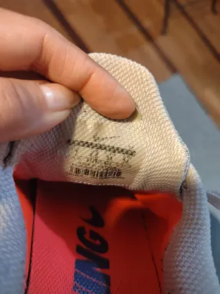 Zapatillas Nike grises y rosas. Son 7 USA