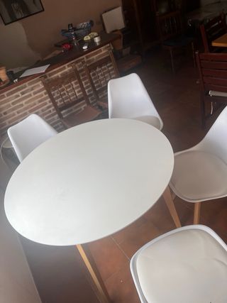 Mesa y cuatro sillas 105 cm