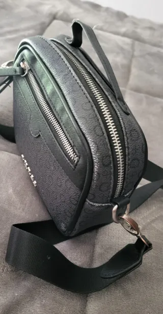 Bolso Guess Negro con Logo Plateado