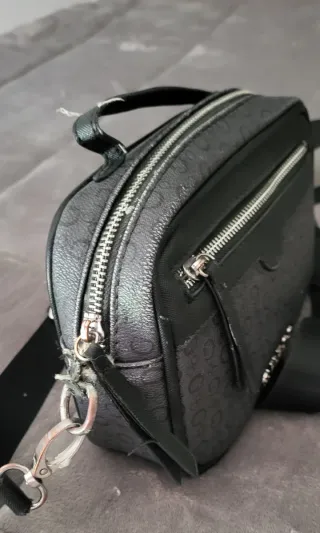 Bolso Guess Negro con Logo Plateado