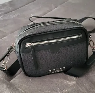 Bolso Guess Negro con Logo Plateado