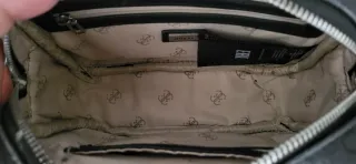 Bolso Guess Negro con Logo Plateado