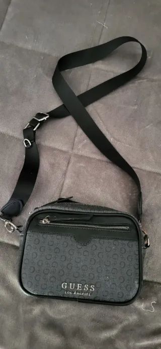 Bolso Guess Negro con Logo Plateado