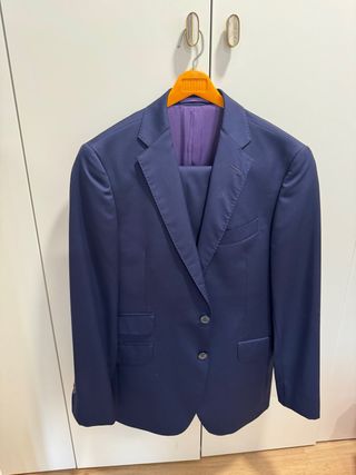 Traje de vestir azul con forro morado