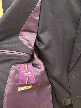 Traje de vestir azul con forro morado