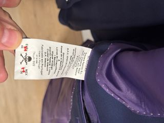 Traje de vestir azul con forro morado