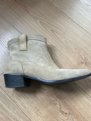 Botines cowboy de serraje beige