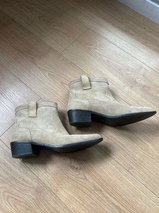 Botines cowboy de serraje beige