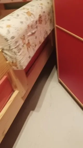 Cama infantil madera y estantería