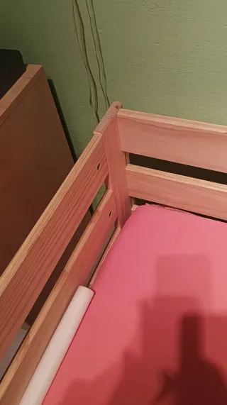 Cama infantil madera y estantería