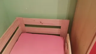 Cama infantil madera y estantería