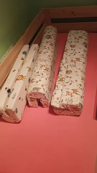 Cama infantil madera y estantería