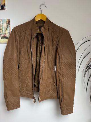 Cazadora efecto piel camel