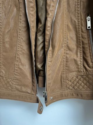 Cazadora efecto piel camel