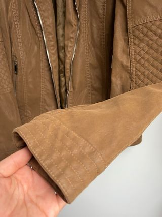 Cazadora efecto piel camel