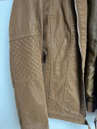 Cazadora efecto piel camel