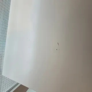 Mueble de almacenaje blanco y cristal