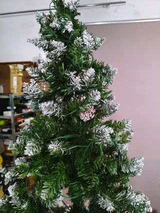 Árbol de Navidad verde con adornos