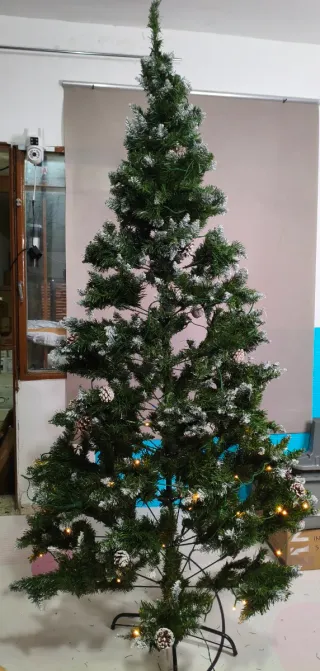 Árbol de Navidad verde con adornos