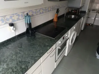 Cocina modular sin electrodomésticos.