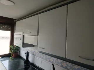 Cocina modular sin electrodomésticos.