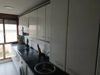 Cocina modular sin electrodomésticos.
