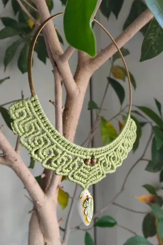 Collana macramè con ciondolo in ceramica