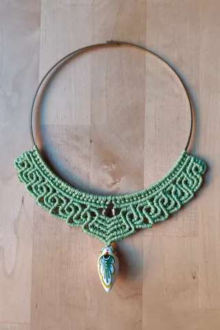 Collana macramè con ciondolo in ceramica