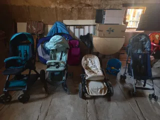 Varios carros de bebé