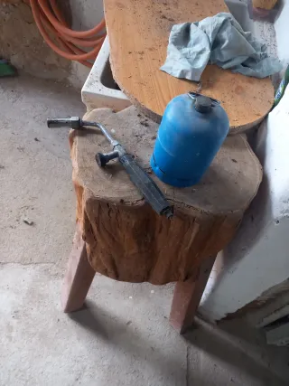 Soplete y bombona de gas vacía