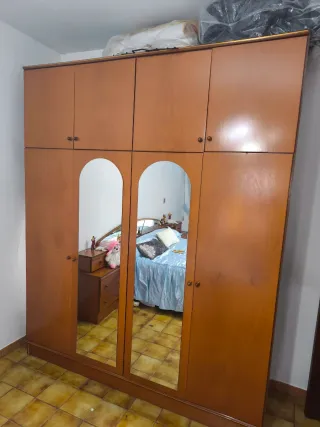 Cama, Mesitas, Armario y Espejo