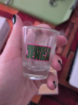 Juego Drunken Jenga con vasos y reloj