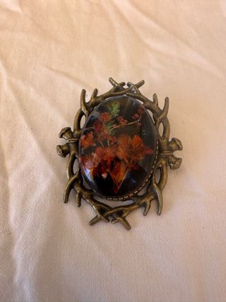Broche vintage con diseño floral