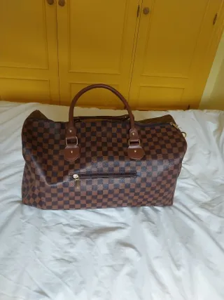 Bolso de viaje marrón con estampado