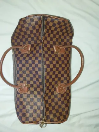 Bolso de viaje marrón con estampado
