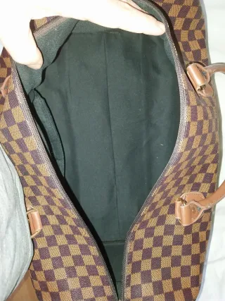 Bolso de viaje marrón con estampado