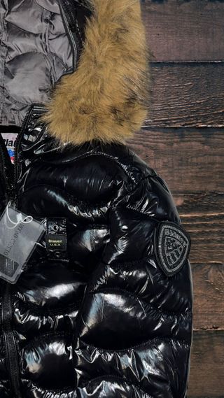 Giacca nera con cappuccio e pelo